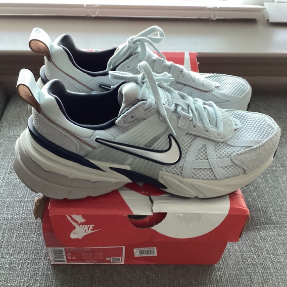 Nike V2K Run Sneaker (Women) 8M - Picture 1 of 12